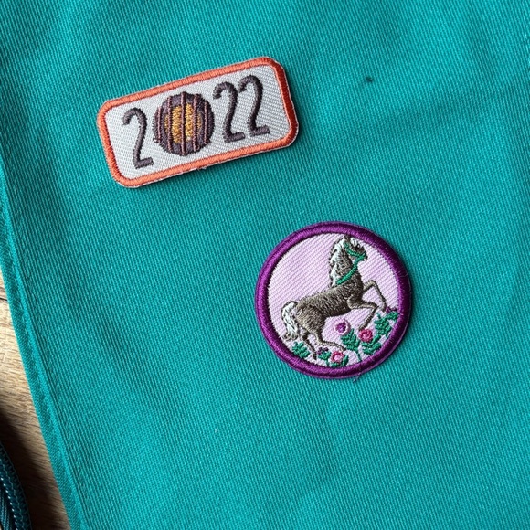 Girl Scouts Teal Sash with Patches and Leaf Keychain mini purse - Picture 4 of 6